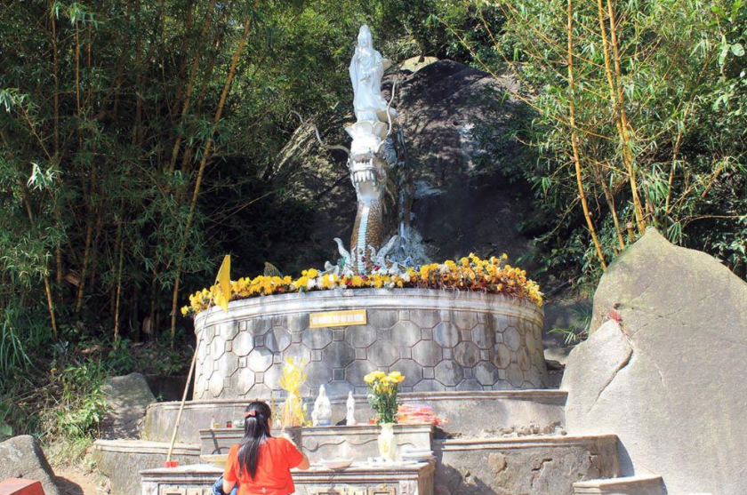 Tượng Quán Âm Diệu Thiện tại chùa Hương Tích Hà Tĩnh.