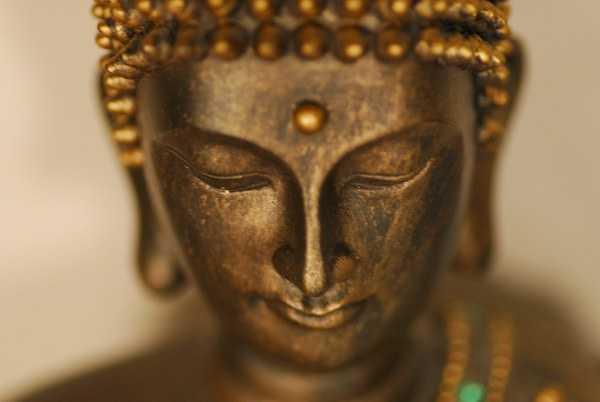 Triết lý duyên khởi nhà Phật lại cho người Phật tử Việt Nam không ai sống một mình, con người có vô số mối liên hệ trong đời sống thực tiễn.