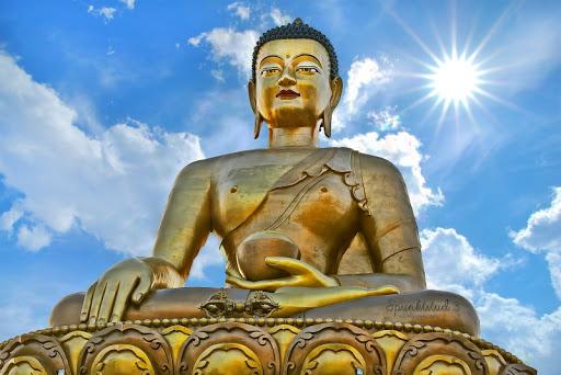 Trong bảy tuần khi giác ngộ, Đức Phật không giảng pháp cho bất kỳ ai, Ngài chỉ an trụ trong thiền định, hoàn toàn im lặng như cây đàn đứt dây bặt tiếng.
