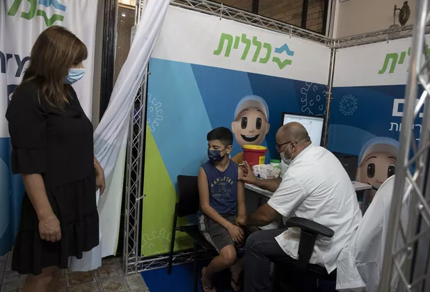 Israel là nước đứng hàng đầu thế giới về tỷ lệ tiêm chủng vaccine ngừa COVID-19. (Ảnh: AP)