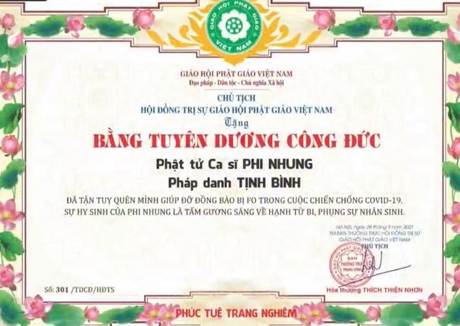 HT Chủ tịch Hội đồng Trị sự Giáo hội PGVN ký bằng Tuyên dương Công đức cho ca sĩ Phi Nhung.