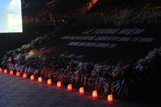 Lắng đọng lễ thắp hoa đăng tưởng niệm người mất vì Covid-19 ảnh 26