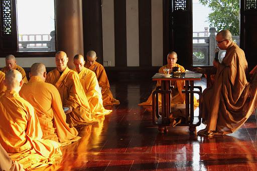 Đạo Phật có nhiều bộ pháp khác nhau, khi Đại thừa Phật giáo xuất hiện thường chỉ trích Phật giáo Tiểu thừa.
