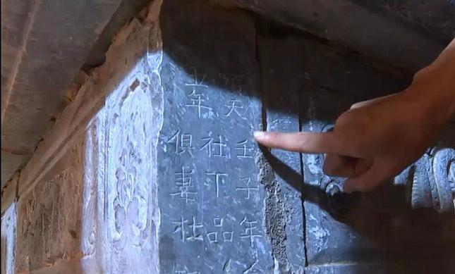 Ở một góc của hương án có khắc dòng chữ Hán 'Thuận thiên ngũ niên, Nhâm tý niên .... '. Qua dòng chữ này, xác định được hương án được tạo ra từ năm Nhâm tý 1432, niên hiệu Thuận Thiên thứ 5 thời vua Lê Thái Tổ. Người tạo hương án và cung tiến vào chùa là ông Lưu Khụ, vợ là Đỗ Xú người Khám Lạng.
