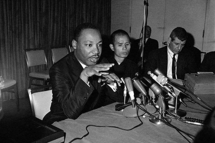 Mục sư Luther King và thiền sư Thích Nhất Hạnh - Ảnh: AP