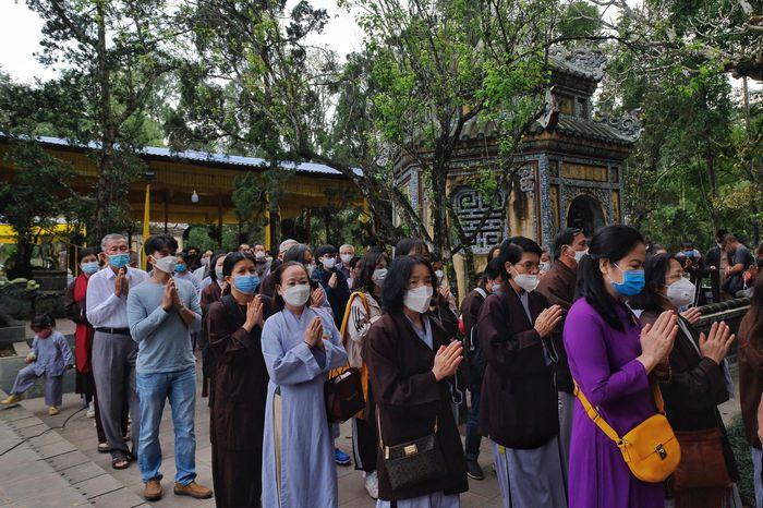 Phía ngoài, hàng trăm phật tử và người dân chắp tay cầu nguyên cho linh hồn của ngài.