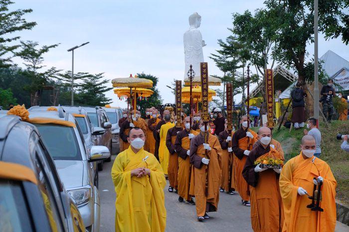 Lễ cung thỉnh xá lợi diễn ra khoảng 10 phút, ở khu đài hỏa thiêu, Công viên Nghĩa trang Vườn Địa Đàng. Lễ giác linh an vị tại Tổ đình Từ Hiếu diễn ra lúc 8h30.