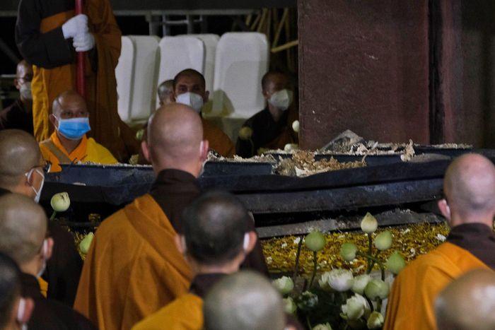 Khoảng 3h sáng 30/1, thi thể thiền sư được hỏa thiêu xong. Sau đó, các sư tăng đã đưa tro cốt ra ngoài để thực hiện các nghi thức của Phật Giáo.
