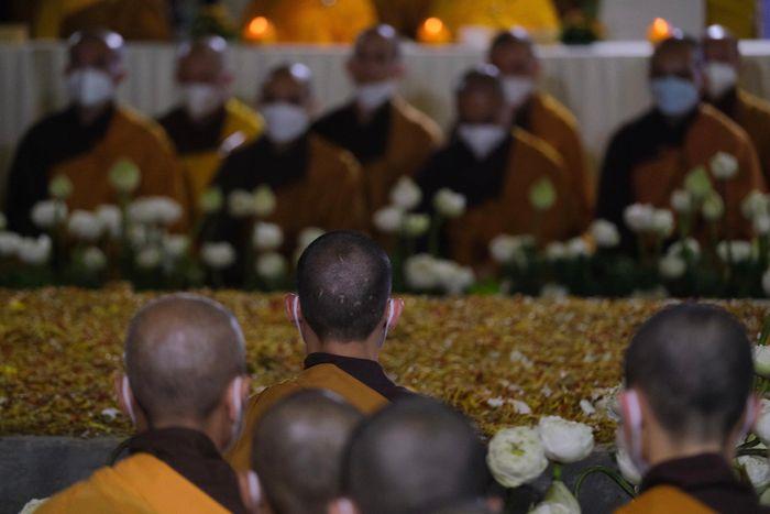 Tang lễ trưởng lão hòa thượng Thích Nhất Hạnh trang nghiêm, thành kính theo nghi thức cấp cao của Giáo hội Phật giáo Việt Nam và di nguyện tâm tang của ngài.