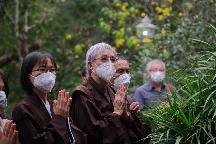 Phía ngoài, hàng trăm phật tự và người dân ngồi thiền, chắp tay cầu nguyện cho giác linh của ngài.