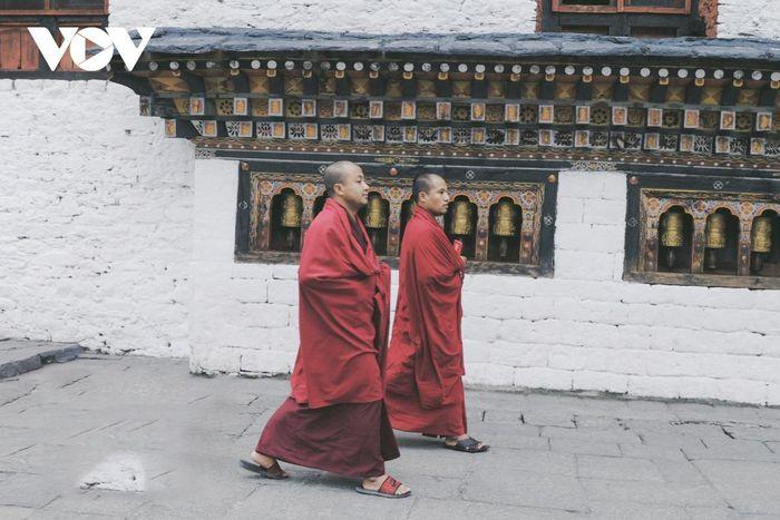 Những thầy tu mặc áo cà sa đỏ trên đường phố Bhutan