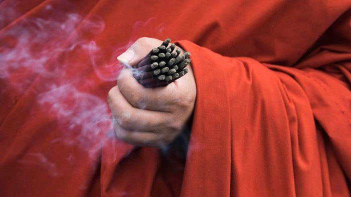 Người dân châu Á thường dùng hương trong các nghi lễ, nhưng ở Bhutan, người ta thắp hương hai lần mỗi ngày Ảnh: Getty Images