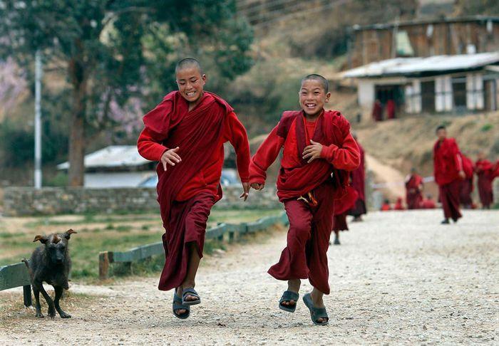 Hai chú tiểu chạy đến lớp học tại tu viện Dechen Phodrang ở Thimpu. Ảnh: Getty Images