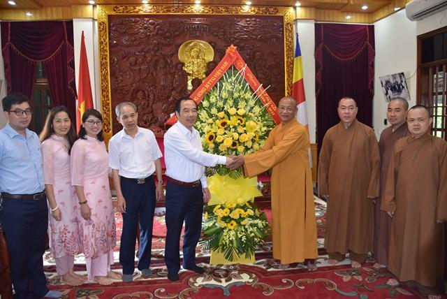 Phó Chủ tịch Ngô Sách Thực tặng hoa chúc mừng đại lễ Phật đản 2646 tại Trung tâm Phật giáo Trúc Lâm Thiên Trường (Nam Định).