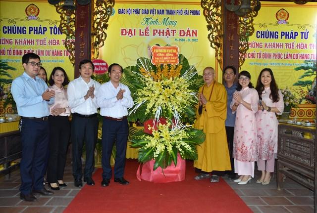 Phó Chủ tịch Ngô Sách Thực tặng hoa chúc mừng đại lễ Phật đản 2646 tại chùa Hàng (Hải Phòng).