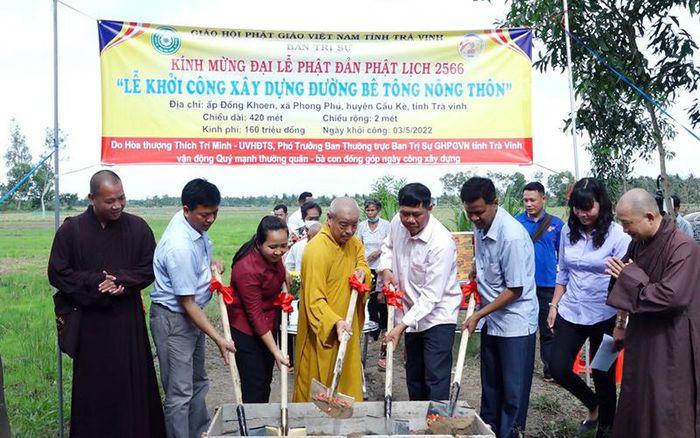 Ban Trị sự Giáo hội Phật giáo tỉnh Trà Vinh khởi công làm đường bê-tông nông thôn. Ảnh minh hoạ.