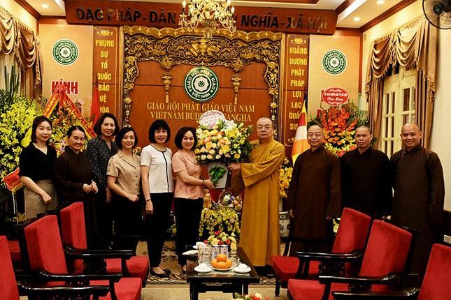 Hội Liên hiệp phụ nữ TP.Hà Nội tặng hoa chúc mừng Phật đản đến GHPGVN