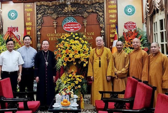 Tòa Tổng Giám mục Hà Nội thăm, tặng hoa chúc mừng Đại lễ Phật đản