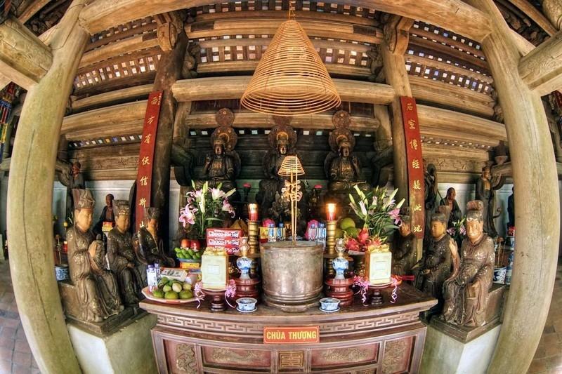 Bàn thờ trong chùa Thượng.