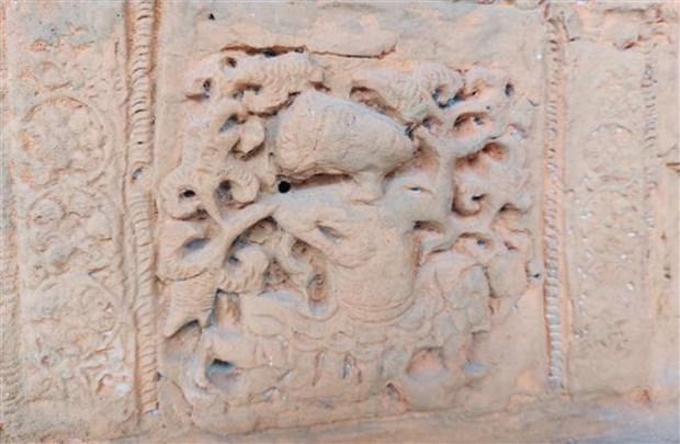 Hình tiên nữ Apsara trên phế tích đất nung được tìm thấy ở chùa Hang Úc, hiện được lưu giữ tại Bảo tàng tỉnh Yên Bái. (Ảnh: Đức Tưởng/TTXVN)