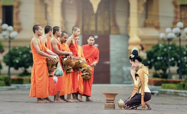 Với 95% dân số theo đạo Phật cùng khoảng 36.000 ngôi chùa, Phật giáo từ lâu đã ăn sâu vào đời sống văn hóa Thái Lan, trở thành nét đặc trưng của đất nước này.