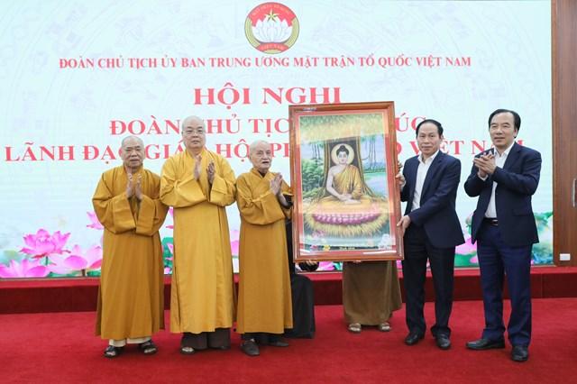 Đoàn Chủ tịch UBTƯ MTTQ Việt Nam tặng quà GHPG Việt Nam.
