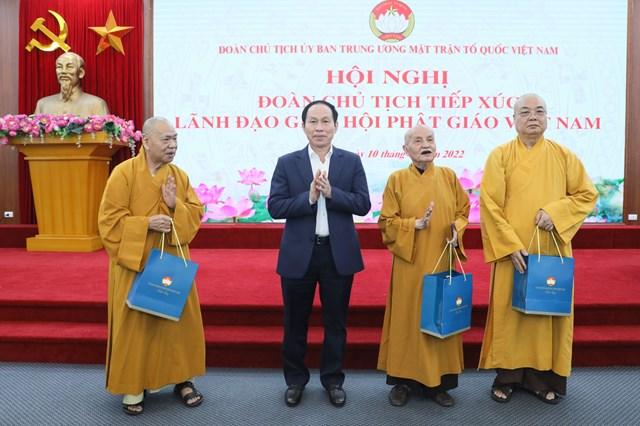 Phó Chủ tịch - Tổng Thư ký Lê Tiến Châu tặng quà lãnh đạo GHPG Việt Nam.