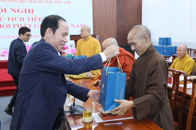 Phó Chủ tịch - Tổng Thư ký Lê Tiến Châu tặng quà lãnh đạo GHPG Việt Nam.