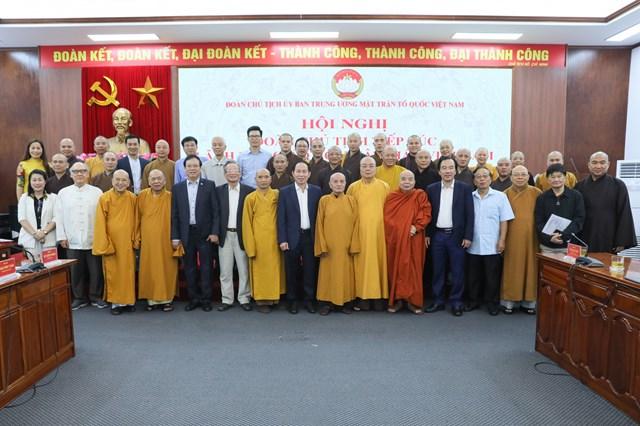 Đoàn Chủ tịch UBTƯ MTTQ Việt Nam chụp ảnh lưu niệm với lãnh đạo GHPG Việt Nam.