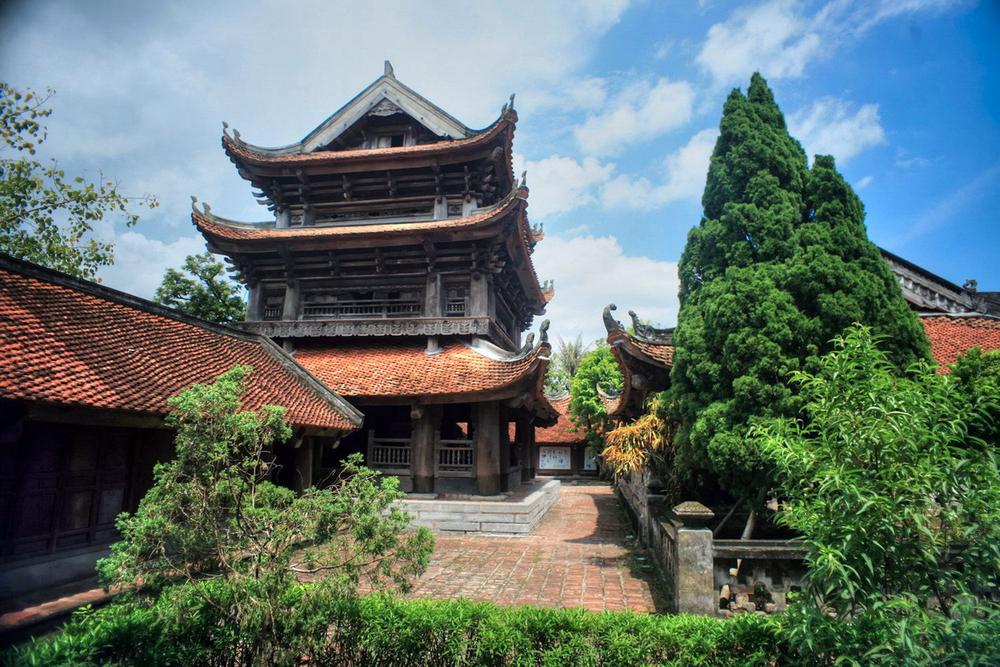 Phía sau khu thờ Thánh là gác chuông. Đây chính là công trình kiến trúc đặc sắc nhất của chùa Keo Thái Bình.