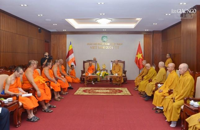 Đức Pháp chủ GHPGVN tiếp Hòa thượng Chủ tịch và phái đoàn Liên minh Phật giáo Lào ảnh 1