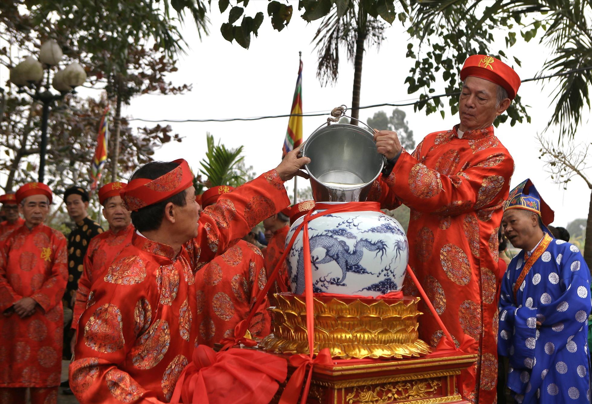 Lễ hội Khai ấn Đền Trần xuân Quý Mão 2023 tổ chức từ ngày 1 đến 6.2 (tức từ ngày 11 đến 16 tháng Giêng). Trong đó, ngày 1.2 (tức ngày 11 tháng Giêng) tổ chức lễ rước kiệu Ngọc Lộ; ngày 2.2 (tức ngày 12 tháng Giêng) tổ chức lễ rước nước - tế cá. Ảnh: Bá Dương