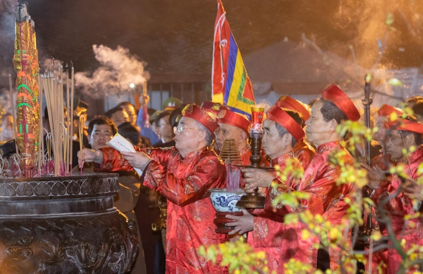 Trong suốt cả Lễ hội Khai ấn Đền Trần, nghi lễ khai ấn (đêm ngày 14 tháng Giêng) là nghi lễ truyền thống quan trọng mang đậm giá trị văn hóa tín ngưỡng, tâm linh, gồm các hoạt động: Lễ dâng hương từ (từ 22h15 đến 22h40); lễ rước kiệu ấn từ đền Cố Trạch sang đền Thiên Trường (từ 22h40 đến 23h10); nghi lễ khai ấn, dâng chúc văn (23h15 - giờ Tý).