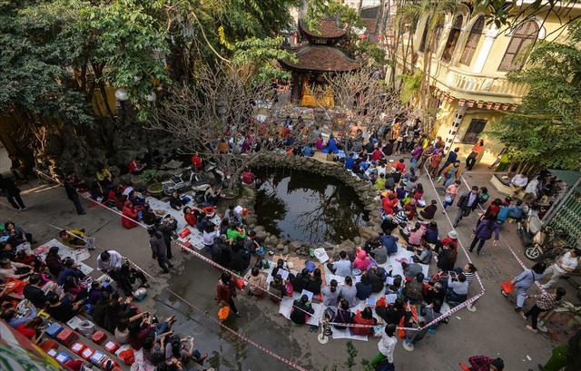 Những ngôi chùa  tại Hà Nội nổi tiếng linh thiêng, đông nghịt người đi lễ ngày Rằm tháng Giêng - Ảnh 1.