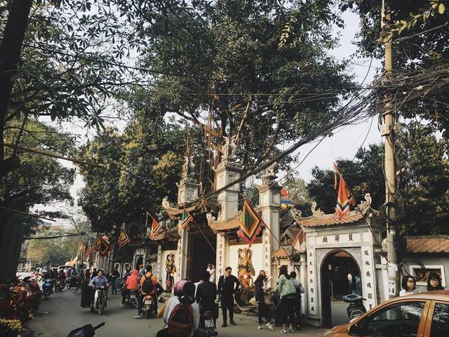 Những ngôi chùa  tại Hà Nội nổi tiếng linh thiêng, đông nghịt người đi lễ ngày Rằm tháng Giêng - Ảnh 2.