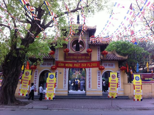 Những ngôi chùa  tại Hà Nội nổi tiếng linh thiêng, đông nghịt người đi lễ ngày Rằm tháng Giêng - Ảnh 4.