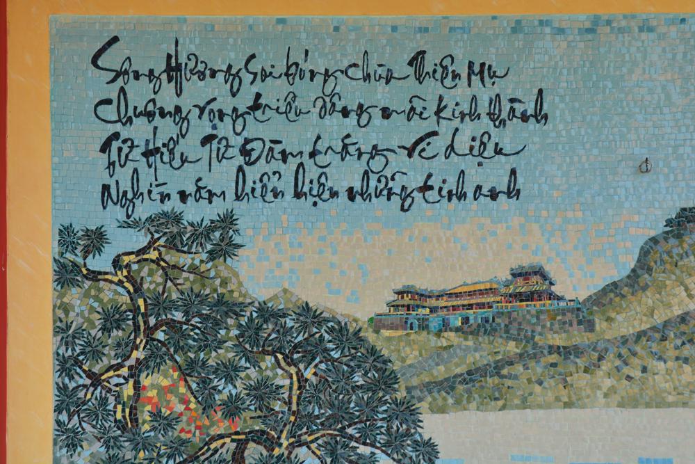 Cùng với phong cảnh, trên mỗi bức tranh còn có những dòng thơ về địa danh, về đạo Phật...