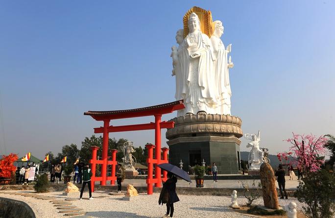 Trong dịp Tết Nguyên đán 2023, chùa Cao khiến nhiều người tò mò, thích thú và trở thành điểm đến thu hút rất đông du khách