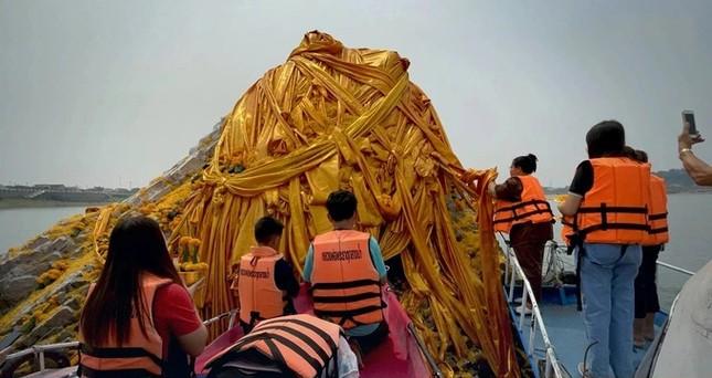 Bảo tháp Phật giáo cổ đại nổi lên giữa sông Mekong ảnh 2