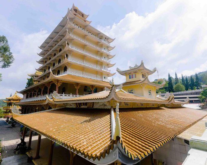 Đây là một ngôi chùa cổ kính, được xây dựng trên đỉnh núi cao, mang vẻ đẹp trang nghiêm và thanh tịnh. Ảnh: Dương Việt Anh