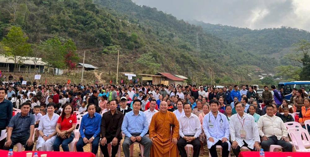 Chư Tăng, Đại biểu chính quyền và các nhà hảo tâm cùng đông đảo bà con, các em học sinh tham dự chương trình