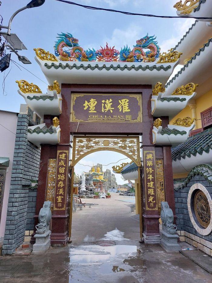 Chùa La Hán là ngôi chùa cổ xưa do đồng bào người Hoa xây dựng.
