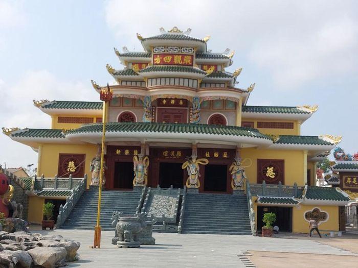 Chính điện nơi thờ phụng Đức Phật Thích Ca, Thập Bát La Hán và các vị chư tiên