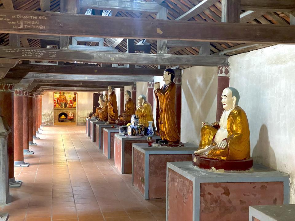 Các bức tượng La hán tại chùa Giám.