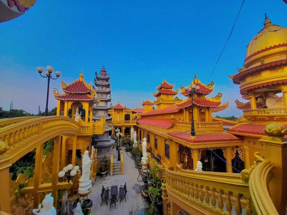 Đến với chùa Phước Thành, du khách sẽ không khỏi trầm trồ với lớp màu vàng đẹp mắt, bao phủ ngôi chùa. Ảnh: Trương Hoàng Hân