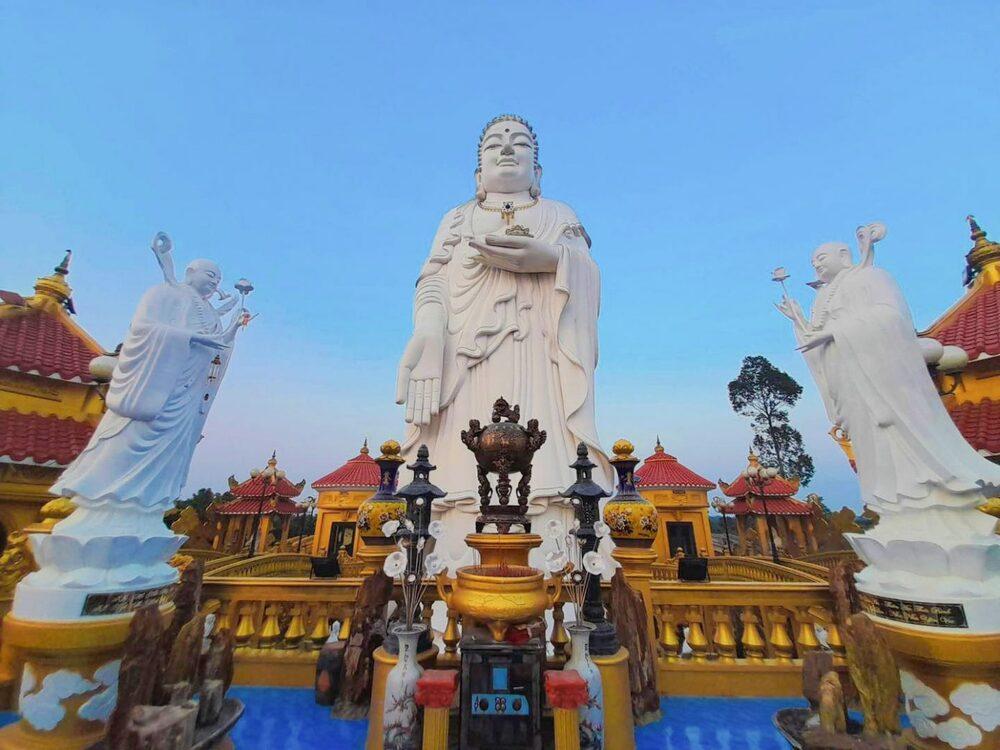 Ngôi chùa có quần thể tượng Phật đạt kỷ lục Việt Nam. Ảnh: Trương Hoàng Hân