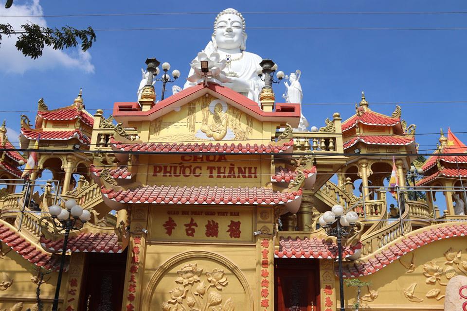 Dạo quanh ngôi chùa, đâu đâu chúng ta cũng được thỏa mắt với những bức tượng Phật, Bồ Tát, La Hán… đầy uy nghi, nhân từ, phúc hậu. Ảnh: Trương Hoàng Hân