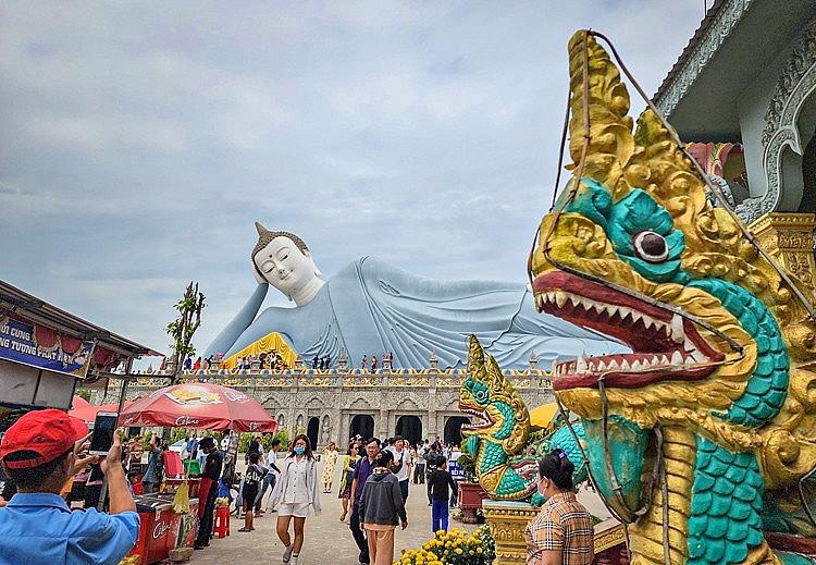 Không gian, tiểu cảnh trong khuôn viên chùa được chăm sóc chu đáo, trang hoàng rực rỡ