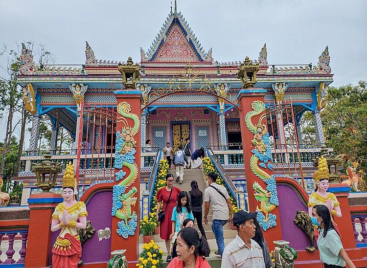 Ở nhiều địa phương vùng Đồng bằng sông Cửu Long, qua lối kiến trúc và trang trí, ngôi chùa Khmer còn thể hiện rõ sự giao thoa, dung hợp giữa các sắc thái văn hóa, tính ngưỡng của các dân tộc. Trong ảnh: Nét trang trí chùa, miếu của người Hoa nơi cổng vào ngôi chánh điện chùa Sà Lôn (chùa Chén kiểu), tỉnh Sóc Trăng