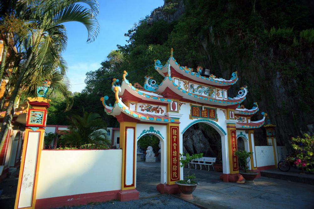 Truyền thuyết kể rằng, nơi dựng chùa là nơi Công chúa Ngọc Tuyền, một người em gái chúa Nguyễn Ánh đã mất trong khi đang trốn quân Tây Sơn. Ảnh: Cổng trước của chùa.